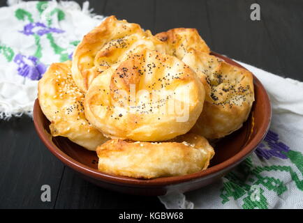 Hausgemachten Käse torte Brötchen Mit Sesam auf einem Blech abgedeckt Stockfoto