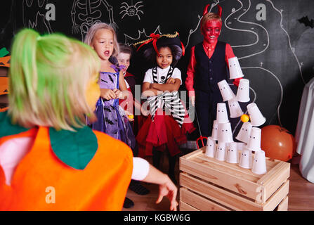 Kinder, die sich an Halloween Party Stockfoto