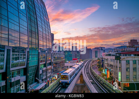 Nachtansicht von Taipei City mit dem U-Bahn-Netz Stockfoto