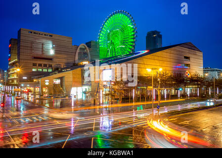 Nachtansicht von Taipei City mit Riesenrad Stockfoto