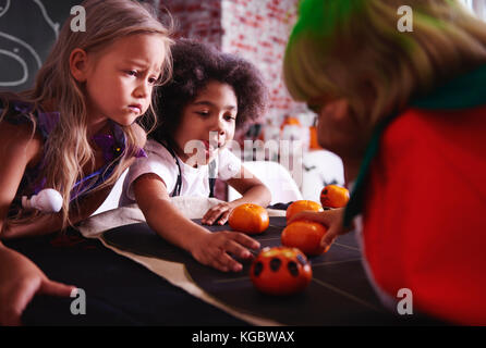 Glückliche Mädchen Spiel von Orangen Tic Tac Toe Stockfoto