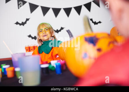 Lächelnde Mädchen genießen einen Halloween Zeit Stockfoto