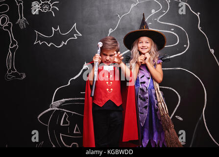 Paar tragen im Kostüm Hexe und Vampir Stockfoto