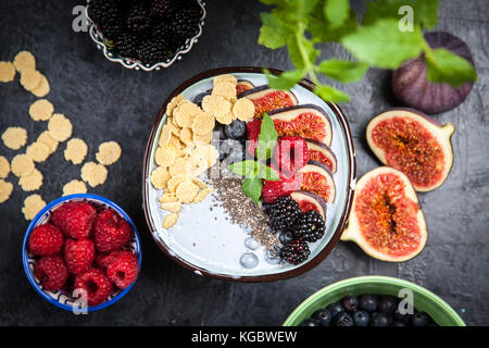 Leckeren Joghurt Schale mit Blaubeeren, Himbeeren, Feigen und Chia Samen Stockfoto