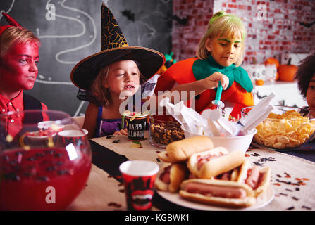 Kinder essen an Halloween Party Stockfoto