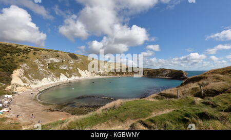 Weitwinkel Blick über Lulworth Cove an einem klaren Herbstmorgen von South West Coast Path, Jurassic Coast, Dorset UK Stockfoto