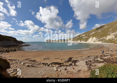 Weitwinkel Blick über Lulworth Cove an einem klaren Herbstmorgen von South West Coast Path mit fernen Portland isle Kulisse, Jurassic Coast, Dorset UK Stockfoto