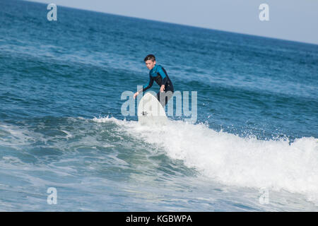 Mann, viel Spaß beim Surfen auf Mallorca, Spanien Stockfoto