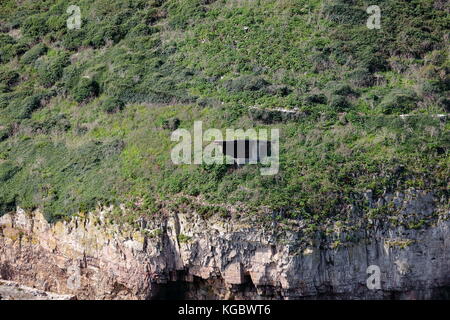 Geologische rock Strukturen auf steilen holm Island, Großbritannien. zeigt eine Beobachtung/Suchscheinwerfer post. Stockfoto