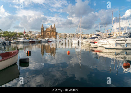 Die Pfarrkirche St. Joseph und der Jachthafen in Msida, Valletta, Malta | Pfarrei Kirche St. Joseph und die Marina, msida, Valletta, Malta Stockfoto