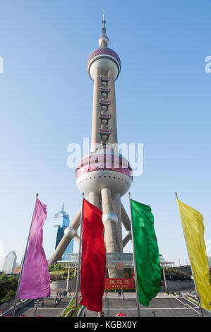 Shanghai, China - Nov 4, 2012: Shanghai Oriental Pearl und bunte Fahnen gegen den blauen Himmel Stockfoto