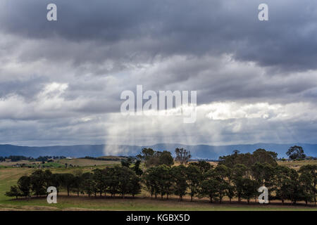 Australische Landschaft Landschaft. Sonnenstrahlen über Gewitterwolken Stockfoto