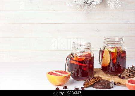 Zwei Gläser mit rotem Glühwein auf weißem Holz- Hintergrund. kopieren. Stockfoto
