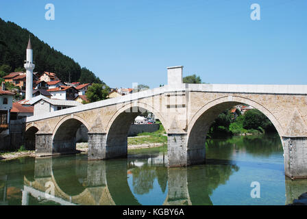 Die alte Steinbrücke über den Fluss Neretva in Konjic, nördliche Herzegowina und Bosnien und Herzegowina. im Jahre 1682 erbaut und im Jahre 1945 während des Krieges zerstört ein Stockfoto