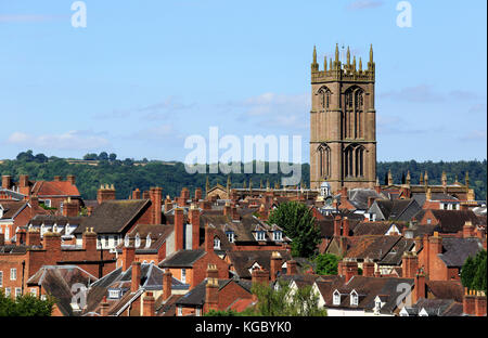 St. Laurence's Church thront über Ludlow Stadt, Ludlow, Shropshire, England, Europa Stockfoto