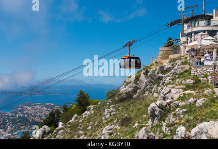 Die Seilbahn fährt vom Gipfel des Berges srd, Kroatien, Europa Stockfoto