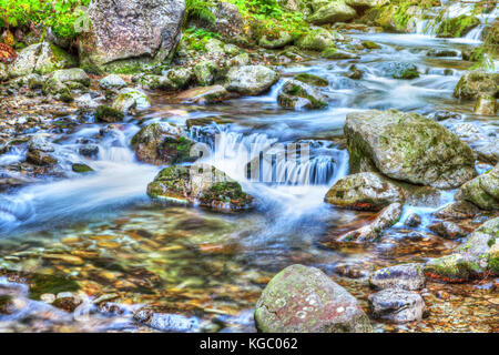 Steilen Fluss zwischen den Steinen, HDR lebendige Farben Stockfoto