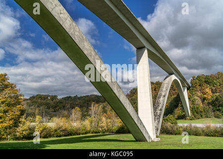 Double Arch Brücke bei Natchez Trace Parkway in der Nähe von Franklin, TN, Herbst Landschaft Stockfoto