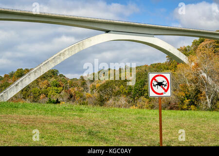 Kein drone Zeichen an Double Arch Brücke entlang den Natchez Trace Parkway Stockfoto