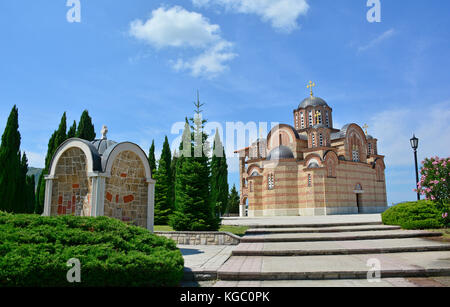 Die hercegovacka Gracanica Kloster auf crkvina Hügel oberhalb von Sarajevo in Bosnien. Das Kloster wurde im Jahr 2000 erbaut. Stockfoto