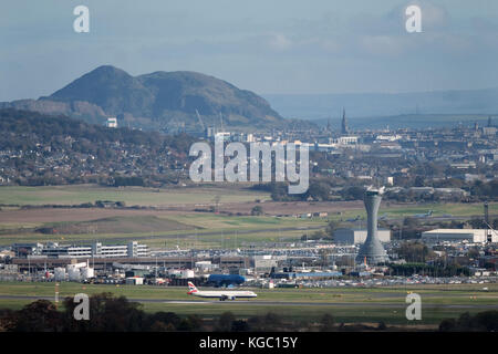 Einen British Airways Flugzeug auf der Landebahn nach der Landung am Flughafen Edinburgh, Ingliston, Edinburgh. Stockfoto
