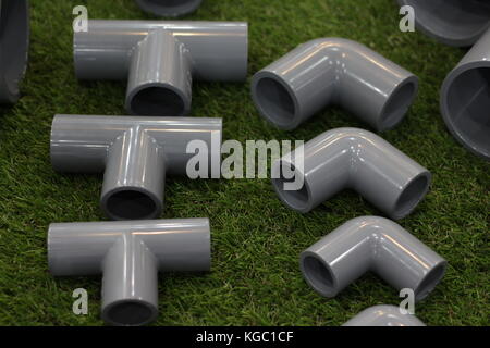 Winkelstück und drei Weise PVC-Fittings Steckverbinder für Sanitär- und Rohrarbeiten Stockfoto