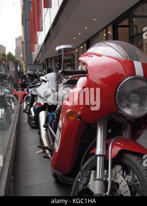 Der alte Ducati vor einem BMW S1000RR Stockfoto