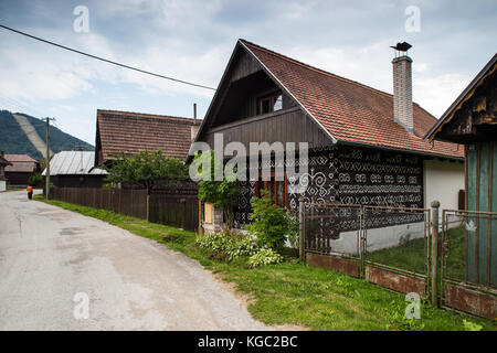 Cicmany, Slowakei - 02 August, 2015: alte Holzhäuser in der Slowakei Dorf Cicmany, traditionelle mit weißer Farbe bemalt. cicmany, Slowakei Stockfoto