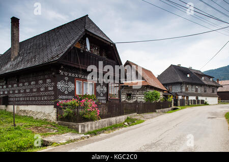 Cicmany, Slowakei - 02 August, 2015: alte Holzhäuser in der Slowakei Dorf Cicmany, traditionelle mit weißer Farbe bemalt. cicmany, Slowakei Stockfoto