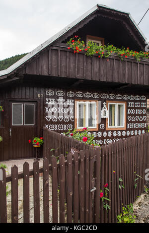 Cicmany, Slowakei - 02 August, 2015: alte Holzhäuser in der Slowakei Dorf Cicmany, traditionelle mit weißer Farbe bemalt. cicmany, Slowakei Stockfoto