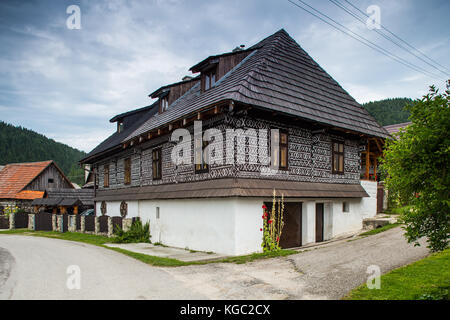 Cicmany, Slowakei - 02 August, 2015: alte Holzhäuser in der Slowakei Dorf Cicmany, traditionelle mit weißer Farbe bemalt. cicmany, Slowakei Stockfoto