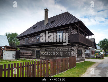 Cicmany, Slowakei - 02 August, 2015: alte Holzhäuser in der Slowakei Dorf Cicmany, traditionelle mit weißer Farbe bemalt. cicmany, Slowakei Stockfoto