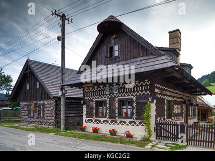 Cicmany, Slowakei - 02 August, 2015: alte Holzhäuser in der Slowakei Dorf Cicmany, traditionelle mit weißer Farbe bemalt. cicmany, Slowakei Stockfoto