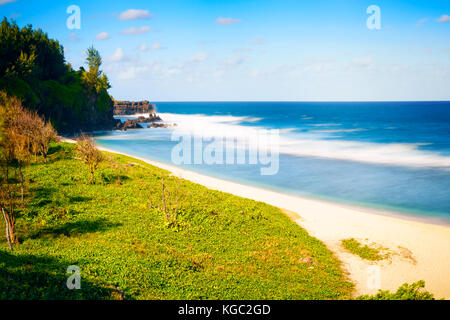 Super Sandstrand und blauen Indischen Ozean, Gris Gris Tropical Beach, Cape im Süden von Mauritius, ND-Filter für lange Belichtungszeiten. Stockfoto