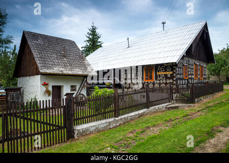 Cicmany, Slowakei - 02 August, 2015: alte Holzhäuser in der Slowakei Dorf Cicmany, traditionelle mit weißer Farbe bemalt. cicmany, Slowakei Stockfoto