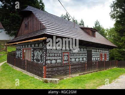 Cicmany, Slowakei - 02 August, 2015: alte Holzhäuser in der Slowakei Dorf Cicmany, traditionelle mit weißer Farbe bemalt. cicmany, Slowakei Stockfoto