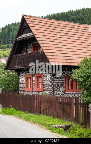 Cicmany, Slowakei - 02 August, 2015: alte Holzhäuser in der Slowakei Dorf Cicmany, traditionelle mit weißer Farbe bemalt. cicmany, Slowakei Stockfoto