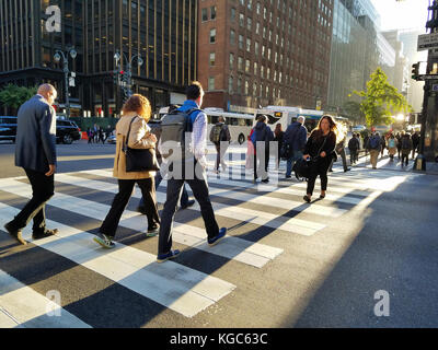 Pendler und Fußgänger am Morgen gehen auf dem Crosswalk, 42. Street und Third Avenue, New York City Stockfoto