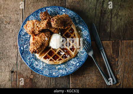 Gebratenes Huhn mit Waffeln mit Butter und Blackberry Sirup Stockfoto