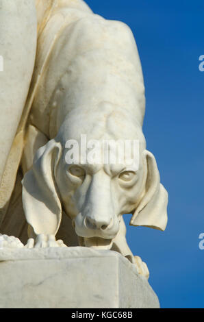 Paris, Frankreich. Jardin des Tuileries. Marmorstatue: 'Nymphe' (1866: Louis Auguste Leveque) Detail des Hundes zu ihren Füßen Stockfoto