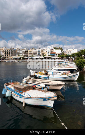 Agios Nikolaos, Kreta, Griechenland. kleine Fischerboote auf dem See, der bodenlosen zu sein. Oktober 2017 Stockfoto