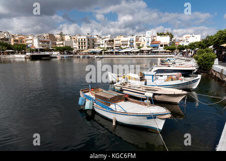 Agios Nikolaos, Kreta, Griechenland. kleine Fischerboote auf dem See, der bodenlosen zu sein. Oktober 2017 Stockfoto