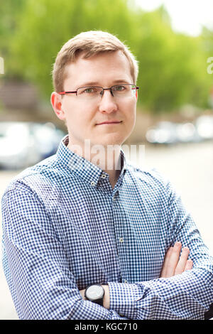Portrait von gutaussehenden jungen Mann in Gläsern im Freien an einem sonnigen Tag Stockfoto