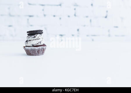 Schokolade capcake mit Mascarpone Creme mit Schokolade Cookies auf. weißen Hintergrund. Stockfoto