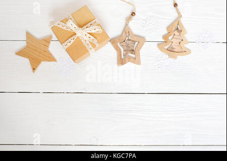 Stilvolle branding Mockup ihre Kunstwerke anzuzeigen. cute vintage Weihnachten Neujahr Geschenke mock up auf hölzernen Hintergrund. Flach Top View Stockfoto