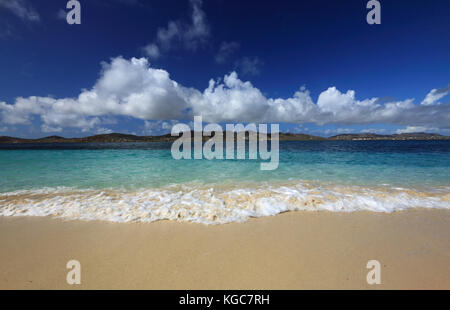 Mit der Insel St. Croix in der Ferne, sanfte Wellen auf den pristine shorelin in der Nähe Buck Island Stockfoto