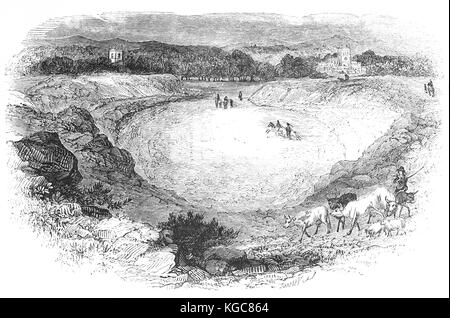 Maumbury Rings ist ein neolithisches Henge im Süden von Dorchester Stadt in Dorset, England. Es ist eine große, runde Erdarbeiten, 85 Meter im Durchmesser, mit einer einzigen Bank und einen Eingang in den Nordosten. Es wurde im 1. Jahrhundert während der römischen Zeit, als es für die Verwendung als Amphitheater angepasst geändert. Stockfoto