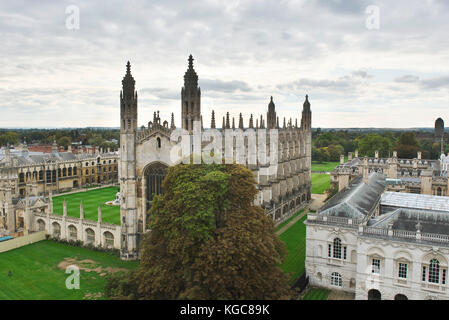 Blick von St Marys Kirchturm im historischen Stadtzentrum von Cambridge auf den Marktplatz und das Kings College in der Innenstadt Stockfoto