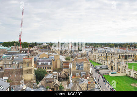 Blick von St Marys Kirchturm im historischen Stadtzentrum von Cambridge auf den Marktplatz und das Kings College in der Innenstadt