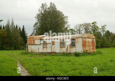 Für werkzeug Lagerschuppen. Ständige in den Wäldern auf der Wiese. Stockfoto